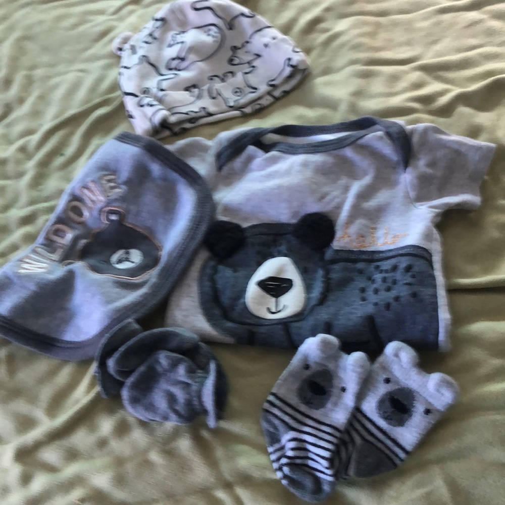 Gerber  Onesies 0-6 months Bear theme set: bib, socks,onesie,hat, and mitts